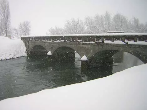 Il ponte sul canale Cavour durante una nevicata del 2009